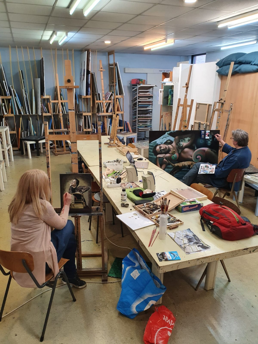 Corné painting Frida Kahlo in Studio Brugman