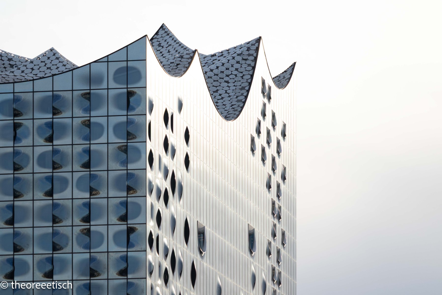 Waves of Light - Elbphiharmonie